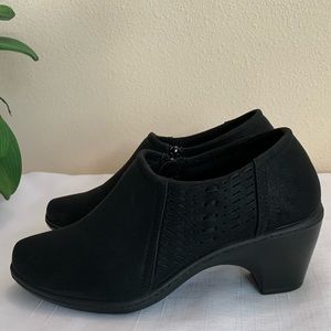 Easy Street Comfort Wave Black Ankle Booties Size 8W